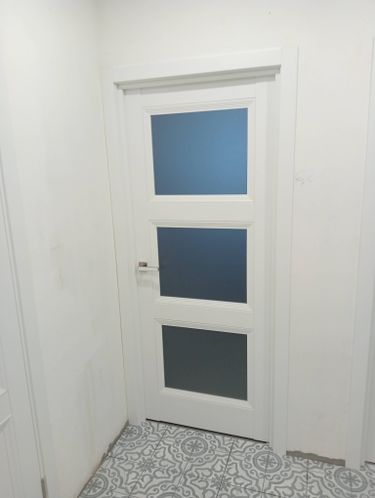 Установлена новая створка с фурнитурой, выполнена подгонка коробки, закреплены петли, врезан замок, отрегулированы зазоры, обеспечена плавная работа, завершена отделка проема.