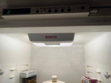 Проведена замена термостата, устранена утечка хладагента, очищены конденсаторные трубки, восстановлена герметичность уплотнителя двери, проверена работа компрессора, настроена оптимальная температура.