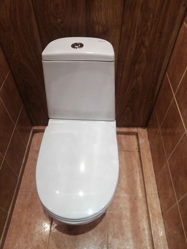 Установлено сантехническое оборудование на кафельный пол, подключены коммуникации, герметизация швов, проверена функциональность системы.