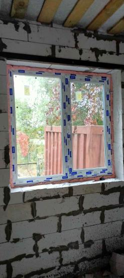 Установлено новое окно: рама закреплена, щели заделаны монтажной пеной, конструкция выровнена, защитная пленка оставлена для сохранности.