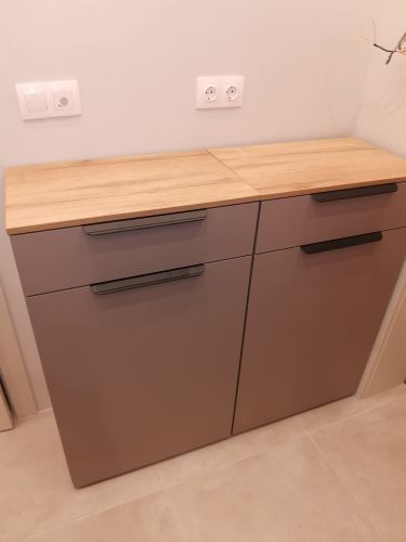 Собран шкаф с четырьмя ящиками, установлен на ровную поверхность. Закреплены ручки, выровнены фасады, проверена устойчивость. Углы и стыки подогнаны, поверхность очищена.