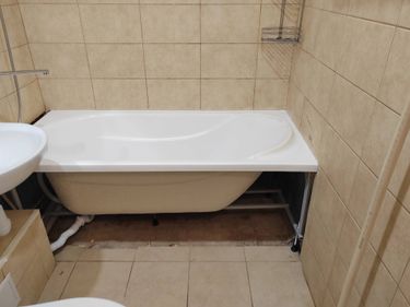 Установлена новая стальная ванна, подключены коммуникации, зафиксированы опоры, герметично обработаны стыки, проверена устойчивость конструкции, обеспечен правильный слив воды.