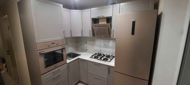 Завершён монтаж кухонной поверхности из композита. Установлены плита и мойка, выполнены точные вырезы, обеспечена герметичность и ровность. Гладкая и прочная конструкция.