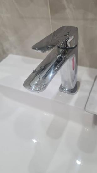 Установлен новый кран на раковину, заменены уплотнители, проверена герметичность соединений, проведено тестирование водоснабжения, устранены протечки, обеспечена надежная фиксация.