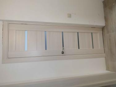 Установлена новая дверь в уменьшенный проем, обновлена коробка, добавлены наличники. Завершена отделка стен вокруг, обеспечена ровная установка, гармонирующая с интерьером.