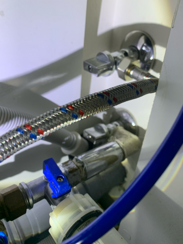 Заменены изношенные детали, устранены протечки, установлены новые уплотнители, проверена герметичность соединений, восстановлена функциональность, проведено тестирование на работоспособность.