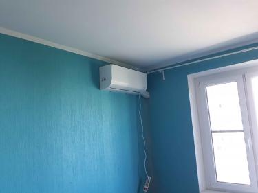 Установлено новое климатическое оборудование, подключены коммуникации, проверена функциональность. Завершена настройка системы для оптимальной работы в помещении.