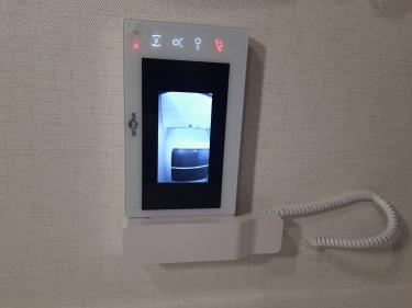 Установлен новый видеомонитор, подключены провода, проверена работоспособность, закреплен на стене, настроено изображение, протестированы функции, обеспечена надежная фиксация.