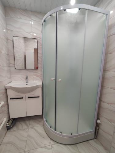 Установлены трубы для подачи воды, смонтированы душевой уголок и раковина с тумбой. Проведены все необходимые соединения и подключение к системе водоснабжения.