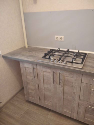 Выполнен точный раскрой поверхности для установки варочной панели. Столешница подогнана по размерам, обеспечена аккуратная подгонка и надежная фиксация.