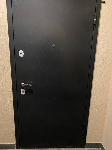 Установлена новая металлическая дверь: закреплена рама, навешено полотно, врезаны замки, отрегулированы петли, проверена герметичность, обеспечена надежная фиксация, завершена отделка откосов.