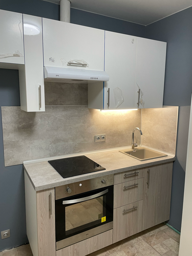 Установлены шкафы, смонтирована столешница, подключена варочная панель и духовой шкаф, закреплена вытяжка, врезана мойка, подключены коммуникации, выполнена отделка фартука.