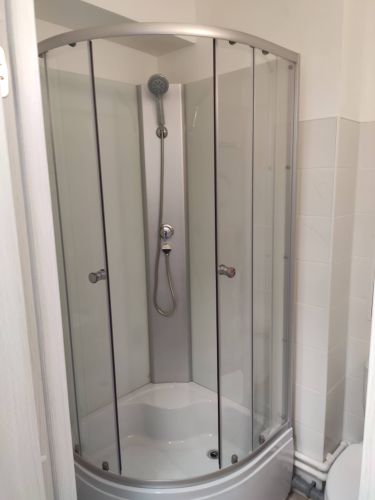 Установлена современная душевая кабина с прозрачными дверями, смонтирован поддон, подключены коммуникации, выполнена отделка стен, обеспечена герметичность соединений.