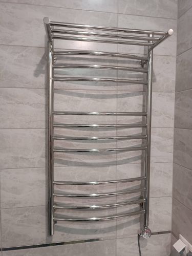 Установлено устройство для сушки полотенец, закреплено на стене, подключено к электросети, проверена работоспособность, обеспечена безопасность, завершены монтажные действия.