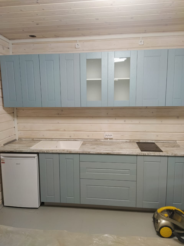 Установлены шкафы, закреплена столешница, вмонтирована варочная панель и раковина, подключены коммуникации, выровнены фасады, обеспечена функциональность и эстетика кухни.