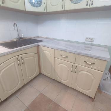 Установлено новое электрооборудование на кухне, выполнено подключение к сети, розетка закреплена в стене, обеспечена безопасность и надежность использования.