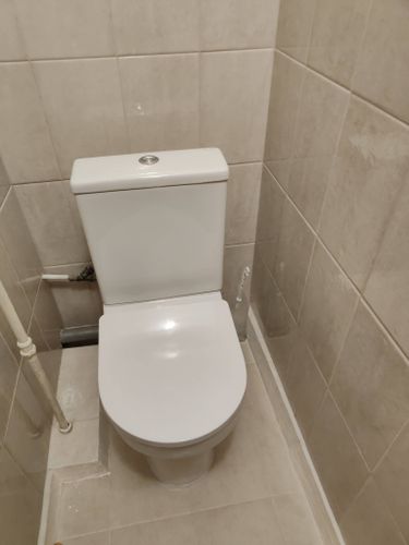 Замена арматуры сливного бачка Демонтаж старого герметика Демонтаж бачка напольного унитаза