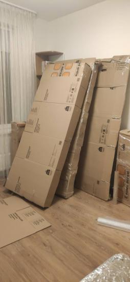 Кровать разобрана, детали аккуратно упакованы в картонные коробки, готовые к транспортировке или хранению. Все элементы надежно закреплены для предотвращения повреждений.