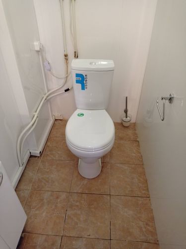 Установлено новое сантехническое оборудование, подключены коммуникации, проверена герметичность соединений, выполнена отделка прилегающей поверхности, обеспечена функциональность системы.