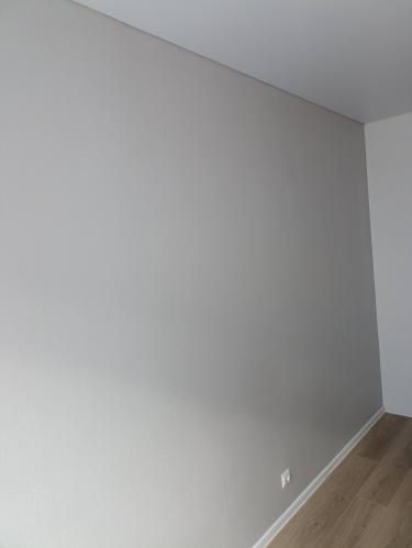 Обновление поверхности: нанесено покрытие на деревянные панели, обеспечивая ровный, гладкий слой. Цвет гармонирует с интерьером, создавая свежий, современный вид. Завершено аккуратно.