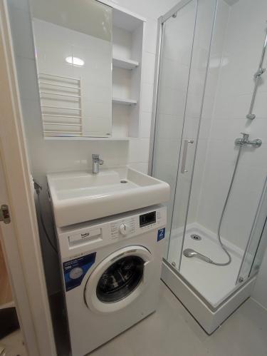 Установлено устройство, подключено к водопроводу и электросети, проверена работа, обеспечена герметичность соединений, выполнена настройка программ, проведено тестирование.