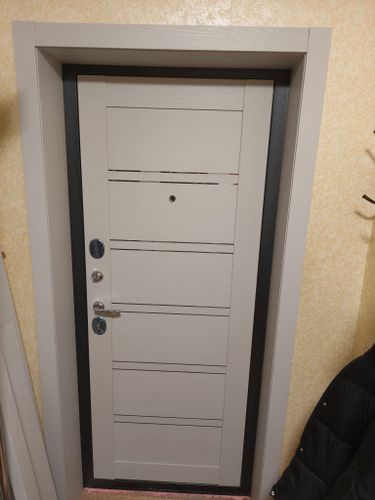 Отделка откосов входной двери (оштукатуривание или установка панелей)