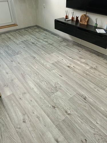 Покрытие ровно уложено на подготовленную поверхность, стыки аккуратно соединены, края надежно закреплены, обеспечивая гладкость и долговечность пола.