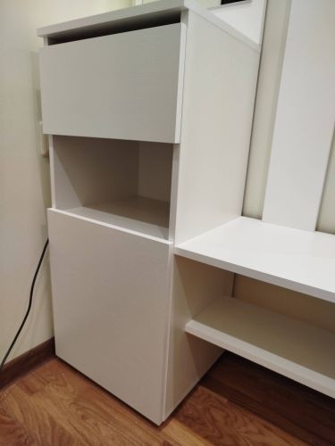 Собран шкаф с полками и ящиками, установлены дверцы, закреплены элементы на стене, проверена устойчивость конструкции, выполнена финишная отделка, обеспечена функциональность.