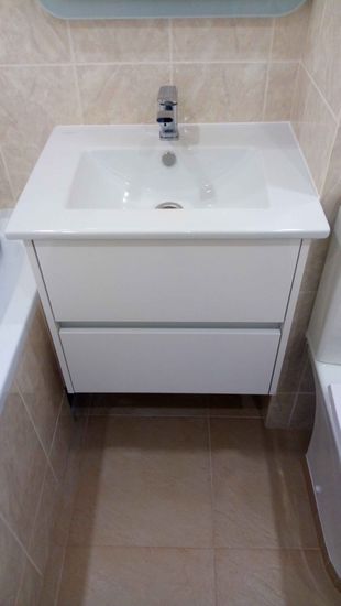 Установлен новый кран на раковину, подключены трубы, проверена герметичность соединений, обеспечена надежная фиксация, проведено тестирование работы, устранены возможные протечки.