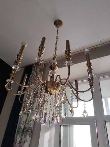 Установлена элегантная люстра: закреплена на потолке, подключены провода, проверена работа освещения. Все элементы надежно зафиксированы, обеспечивая безопасность и эстетичный вид.