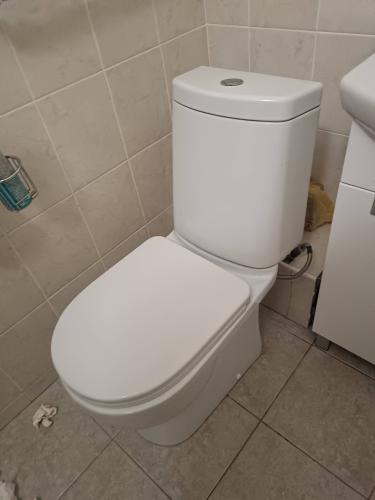 Заменены старые трубы, устранены протечки, установлена новая сантехника, проверена герметичность соединений, проведена очистка системы, восстановлена функциональность водоснабжения.