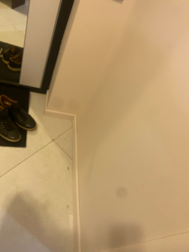 Установлен скрытый плинтус, аккуратно интегрированный в стену, создающий плавный переход между полом и вертикальной поверхностью, обеспечивая современный и минималистичный вид помещения.