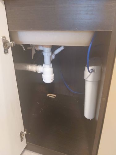 Установка проточного фильтра под мойку