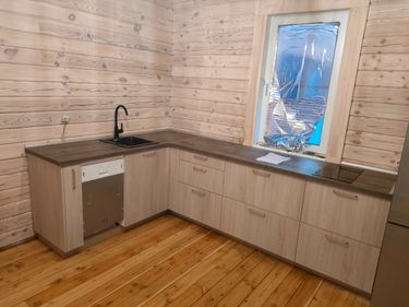 Установлены шкафы, смонтирована столешница, врезана мойка, подключен смеситель, встроена варочная панель, размещена посудомоечная машина, все элементы выровнены и закреплены.