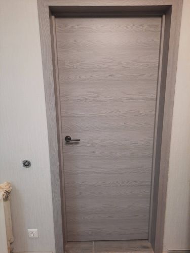 Установлен новый запорный механизм в деревянное полотно, выполнено точное сверление, закреплена ручка, обеспечена плавная работа, аккуратная отделка, без повреждений поверхности.