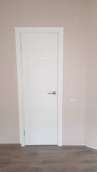 Установлена новая деревянная дверь с петлями и ручкой, выполнена подгонка полотна в проем, закреплен наличник, обеспечена плавность открывания и закрывания, проверена надежность конструкции.