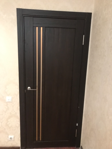 Установлены дополнительные элементы на дверной проем, обеспечивая завершенный вид и гармоничное сочетание с интерьером. Работа выполнена аккуратно, с точным соблюдением размеров и стыков.