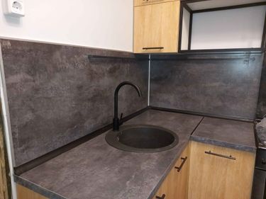 Установлена кухонная поверхность с вырезом под раковину, выполнены точные подгонки и стыковка элементов, обеспечена аккуратная интеграция с мебелью и стенами.