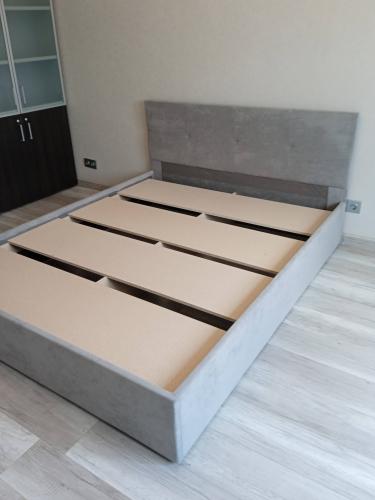 Собран каркас, установлено изголовье, закреплены боковые панели, уложены ламели, проверена устойчивость конструкции.