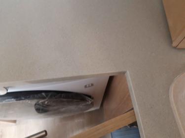 Установлена поверхность из искусственного камня, выполнены точные вырезы под технику, обработаны края, обеспечена надежная фиксация, соблюдены все технологические требования.