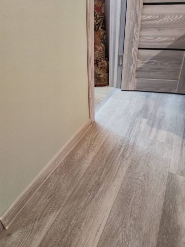 Монтаж пластикового плинтуса