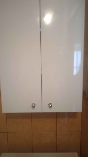 Установлен шкаф с зеркальными дверцами в ванной комнате. Закреплен на стене, выровнен по уровню. Проверена надежность креплений, обеспечена функциональность.