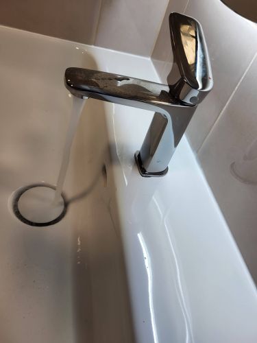 Установлен новый кран, обеспечивающий надежное перекрытие воды. Проверена герметичность соединений, устранены протечки. Восстановлена функциональность системы водоснабжения.