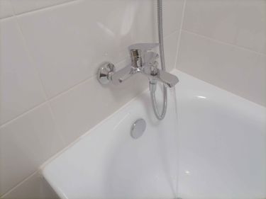 Установлен новый кран, обеспечивающий надежное перекрытие воды. Проведена проверка герметичности и функциональности. Обновленный элемент гармонично вписан в интерьер ванной комнаты.