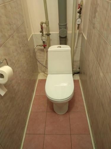 Установлен новый сливной бачок, подключены трубы, проверена герметичность соединений, отрегулирован механизм слива, произведена уборка рабочего места.