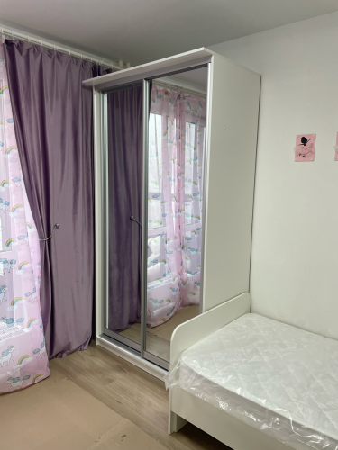 Установлен шкаф с раздвижными зеркальными дверями, гармонично вписывающийся в интерьер комнаты. Завершена сборка и крепление, обеспечена функциональность и эстетика конструкции.