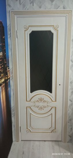 Установлена новая створка, закреплены петли, врезан замок, отрегулированы зазоры, выполнена отделка наличниками, проверена плавность открывания и закрывания.