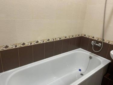 Завершена работа по нанесению герметика на стыки между ванной и стеной, обеспечивающая защиту от влаги и предотвращение протечек. Швы обработаны, поверхность чистая и аккуратная.