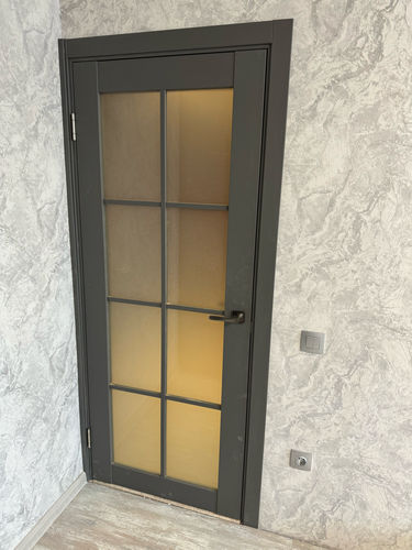 Установлена новая створка, закреплена коробка, врезаны петли, навешана ручка, отрегулированы зазоры, проверена плавность открывания, завершена отделка откосов, произведена уборка мусора.