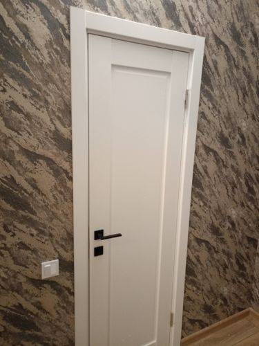 Установлена новая створка, закреплены петли, врезан замок, прикреплена ручка. Коробка выровнена, зазоры устранены, наличники зафиксированы. Работа завершена аккуратно, без дефектов.